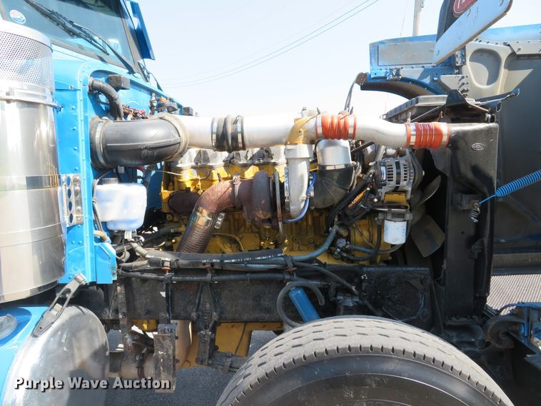 image for item DE8163 2001 Peterbilt 379 semi truck