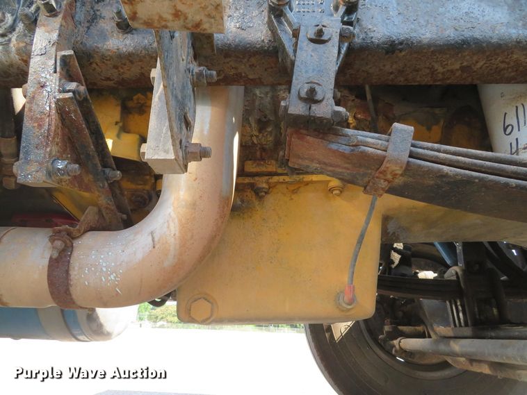 image for item DE8163 2001 Peterbilt 379 semi truck