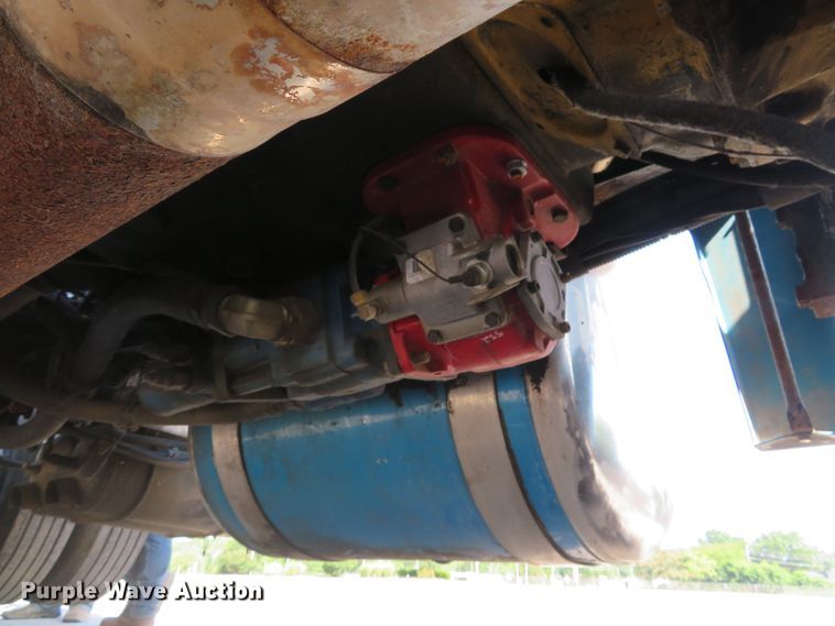 image for item DE8163 2001 Peterbilt 379 semi truck