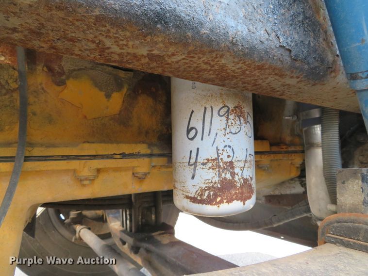 image for item DE8163 2001 Peterbilt 379 semi truck