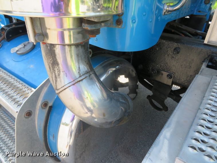 image for item DE8163 2001 Peterbilt 379 semi truck