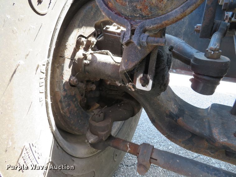 image for item DE8163 2001 Peterbilt 379 semi truck