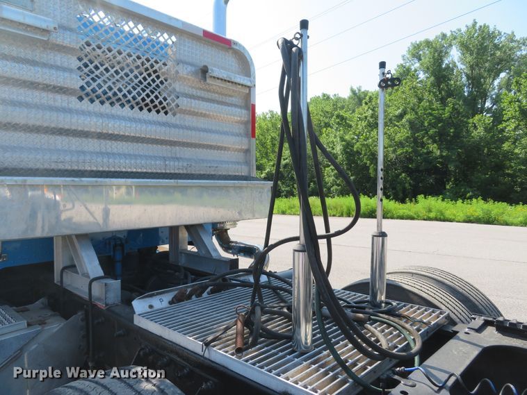 image for item DE8163 2001 Peterbilt 379 semi truck