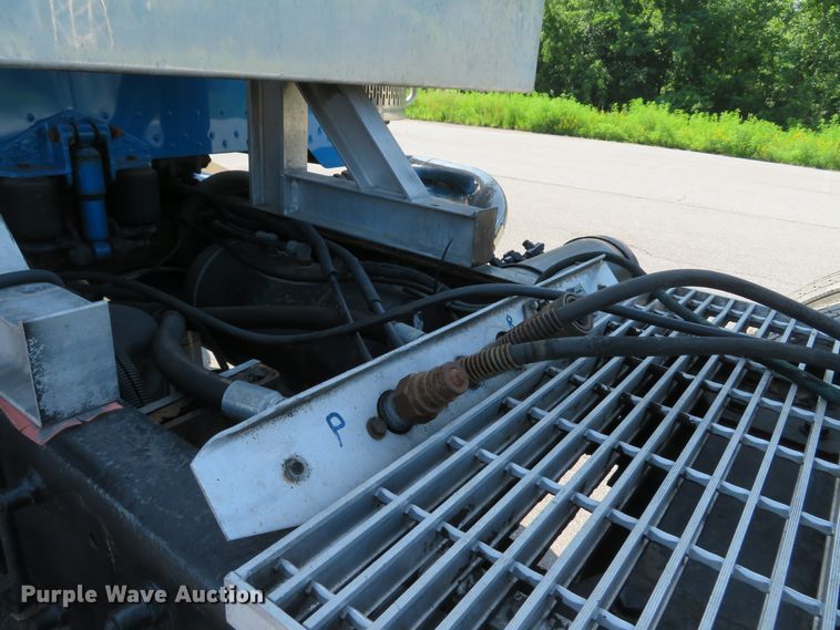 image for item DE8163 2001 Peterbilt 379 semi truck