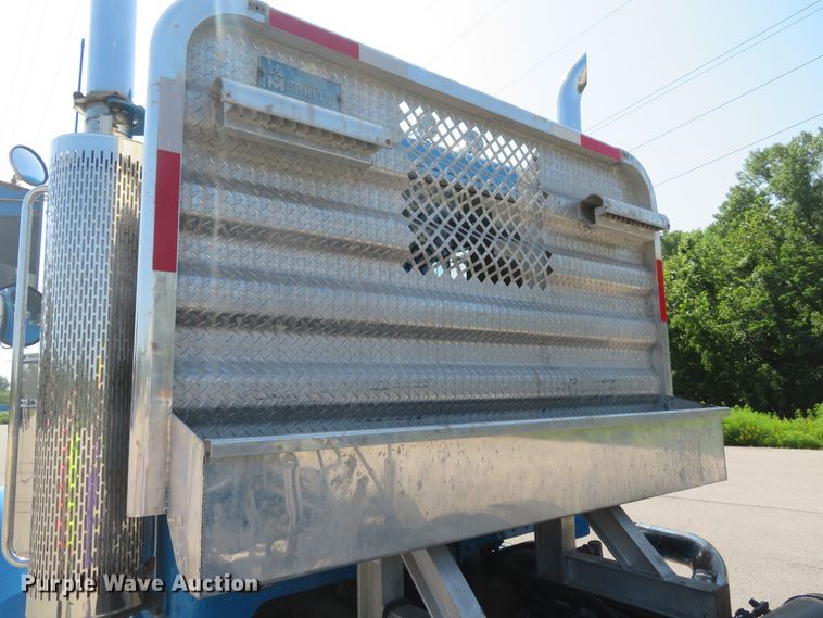 image for item DE8163 2001 Peterbilt 379 semi truck