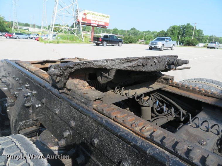 image for item DE8163 2001 Peterbilt 379 semi truck