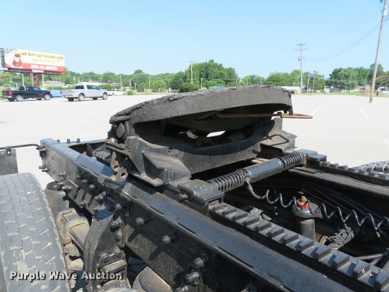 image for item DE8163 2001 Peterbilt 379 semi truck