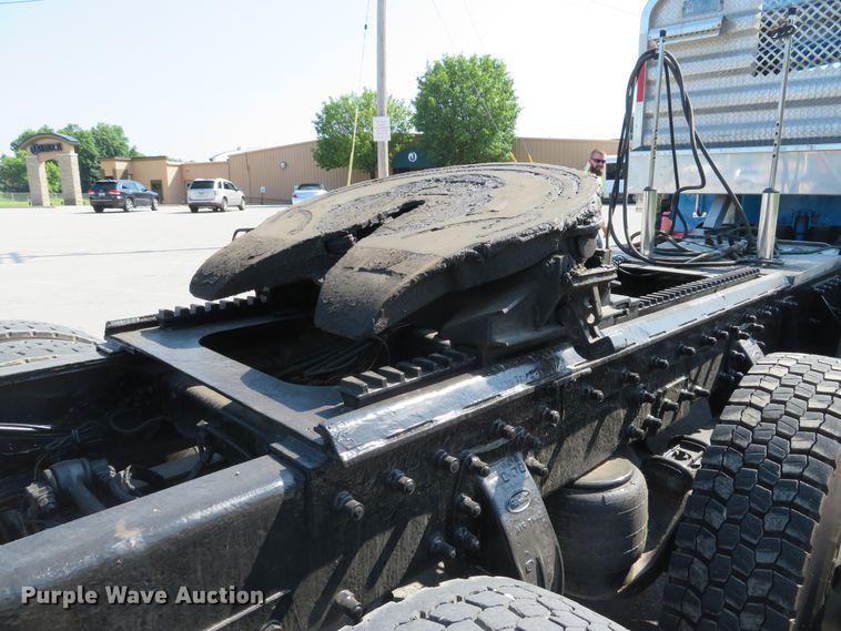 image for item DE8163 2001 Peterbilt 379 semi truck