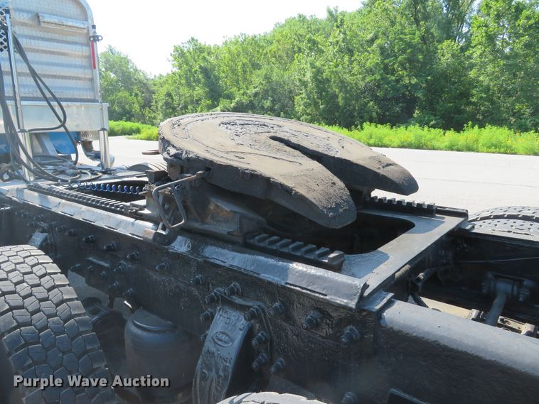 image for item DE8163 2001 Peterbilt 379 semi truck