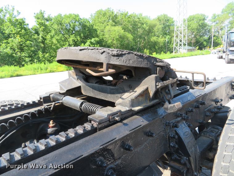 image for item DE8163 2001 Peterbilt 379 semi truck