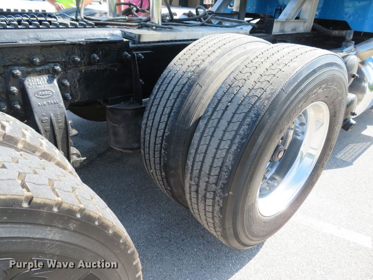 image for item DE8163 2001 Peterbilt 379 semi truck