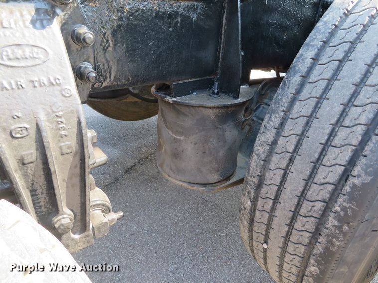 image for item DE8163 2001 Peterbilt 379 semi truck