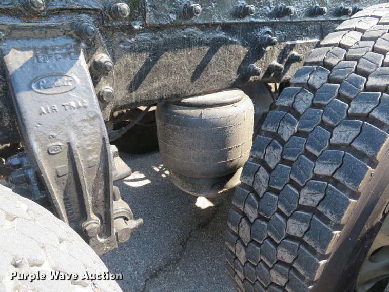 image for item DE8163 2001 Peterbilt 379 semi truck