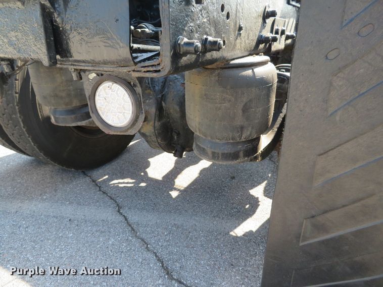 image for item DE8163 2001 Peterbilt 379 semi truck