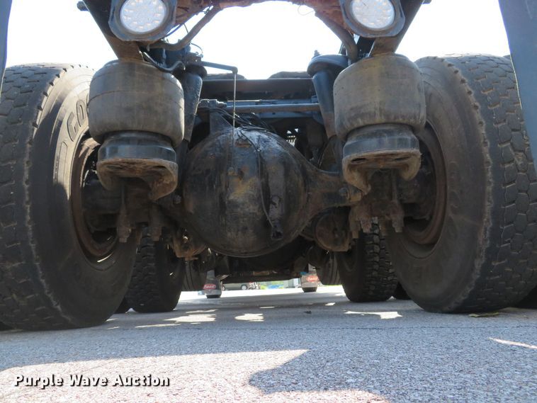 image for item DE8163 2001 Peterbilt 379 semi truck