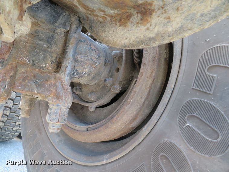 image for item DE8163 2001 Peterbilt 379 semi truck