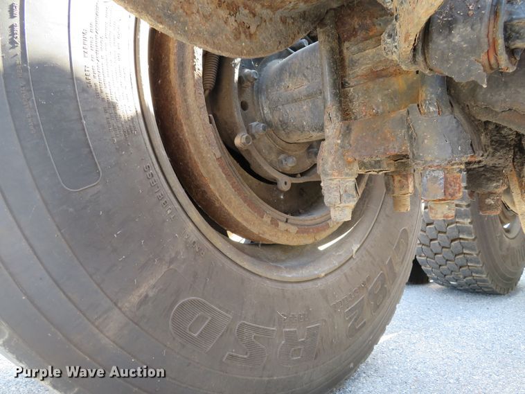 image for item DE8163 2001 Peterbilt 379 semi truck