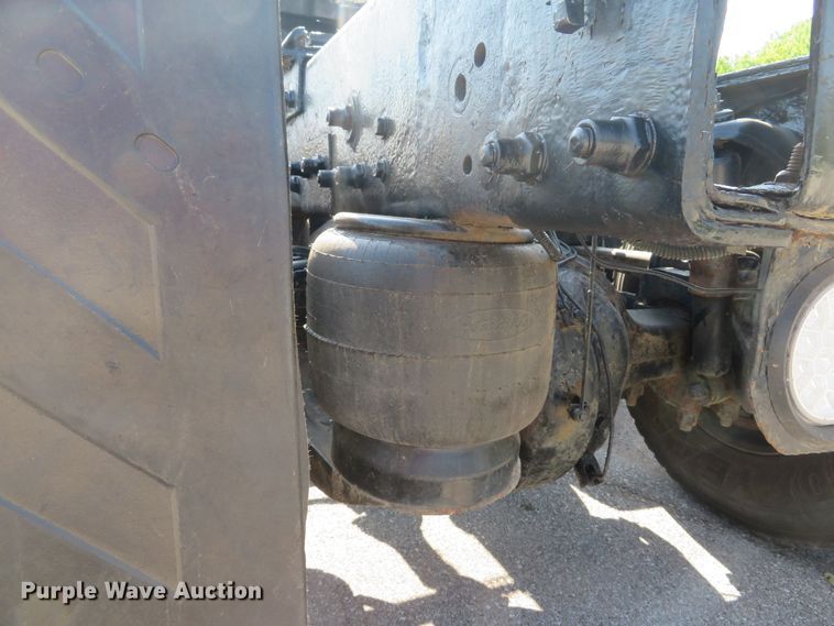 image for item DE8163 2001 Peterbilt 379 semi truck