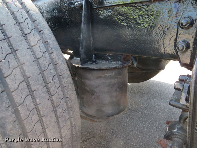 image for item DE8163 2001 Peterbilt 379 semi truck