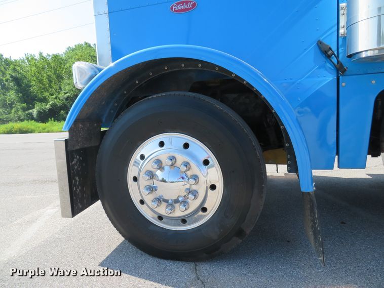 image for item DE8163 2001 Peterbilt 379 semi truck