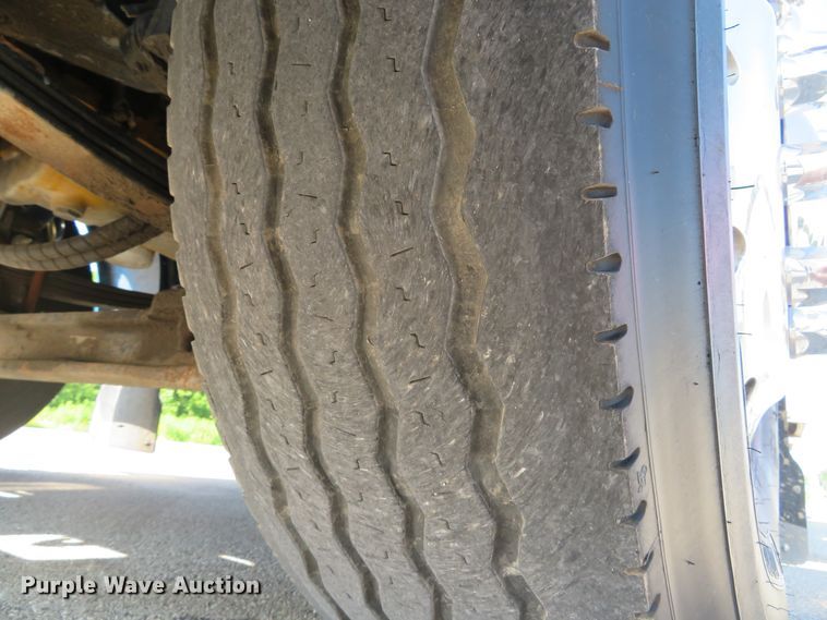 image for item DE8163 2001 Peterbilt 379 semi truck