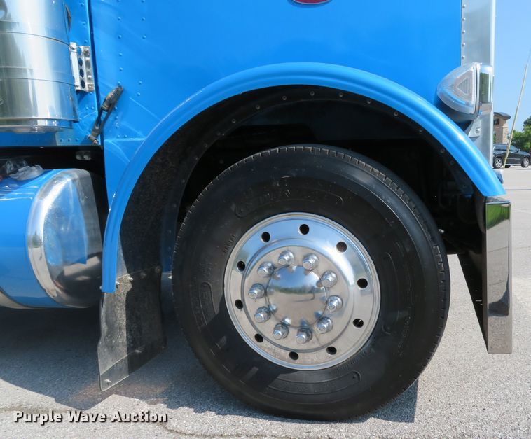 image for item DE8163 2001 Peterbilt 379 semi truck