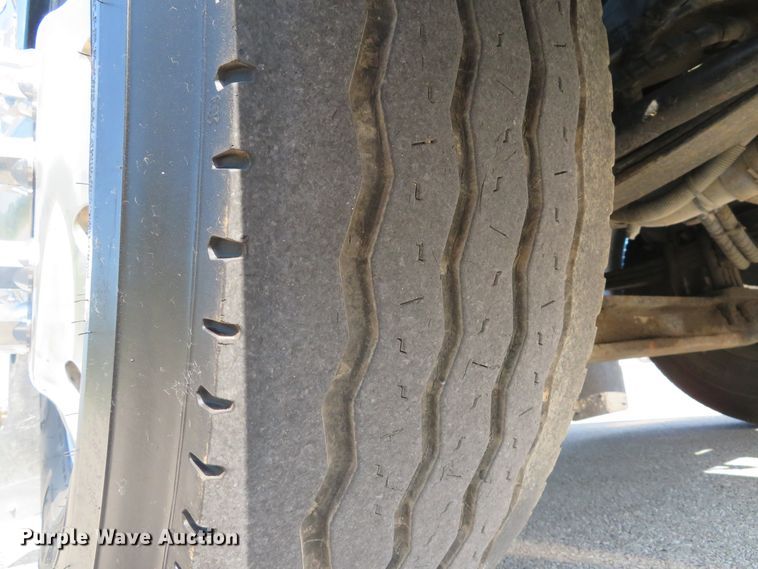 image for item DE8163 2001 Peterbilt 379 semi truck