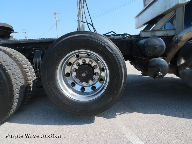 image for item DE8163 2001 Peterbilt 379 semi truck