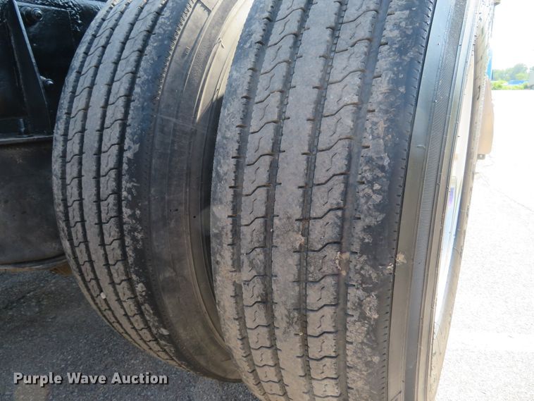 image for item DE8163 2001 Peterbilt 379 semi truck