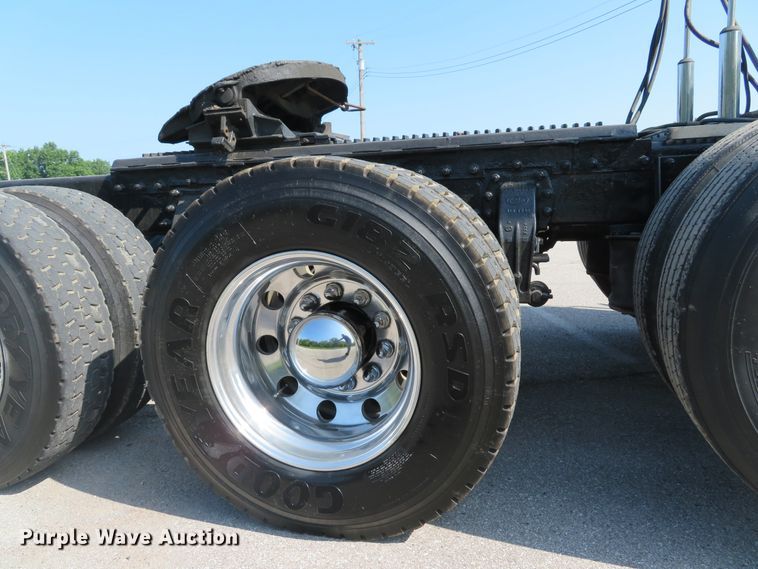 image for item DE8163 2001 Peterbilt 379 semi truck