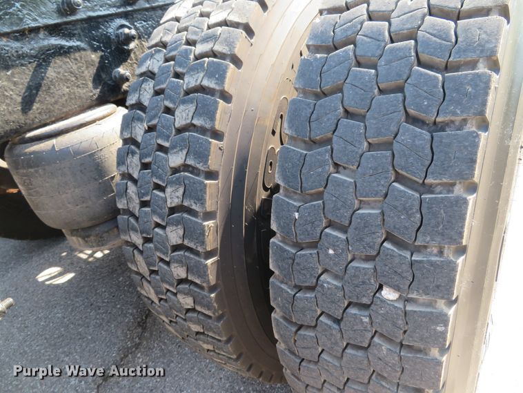 image for item DE8163 2001 Peterbilt 379 semi truck