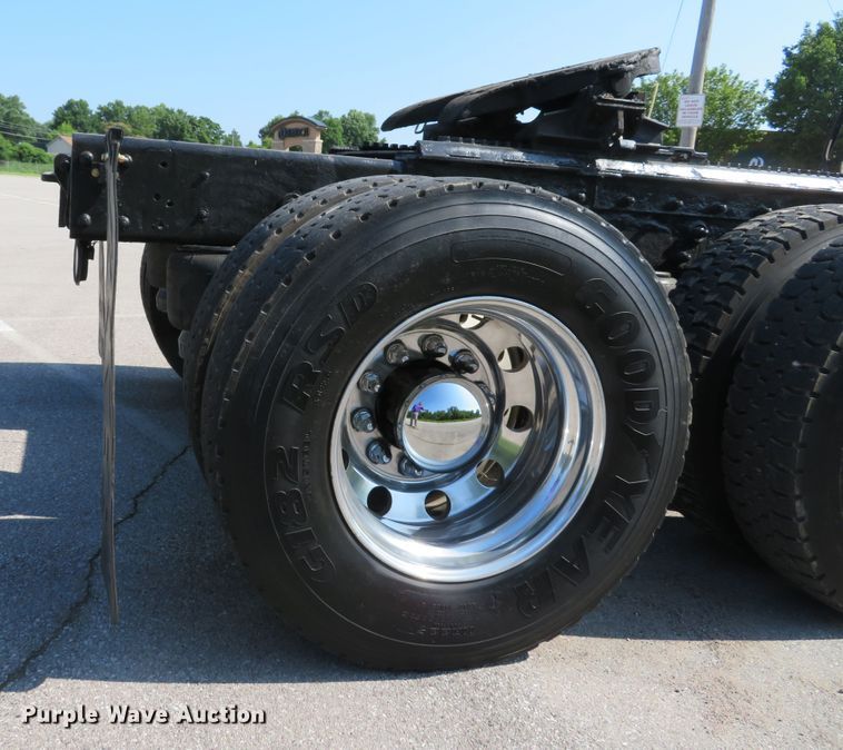 image for item DE8163 2001 Peterbilt 379 semi truck