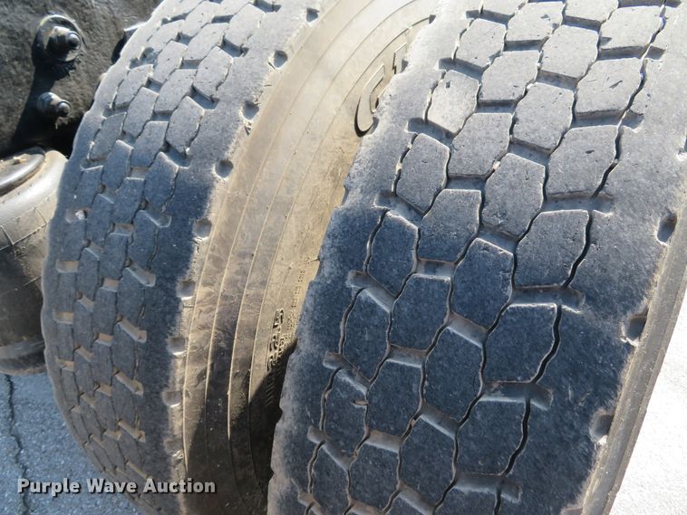 image for item DE8163 2001 Peterbilt 379 semi truck