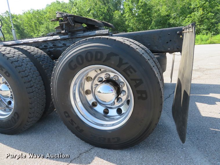 image for item DE8163 2001 Peterbilt 379 semi truck