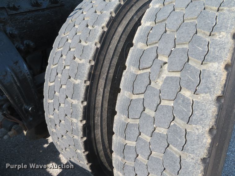 image for item DE8163 2001 Peterbilt 379 semi truck