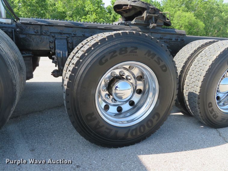 image for item DE8163 2001 Peterbilt 379 semi truck