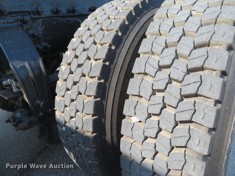 image for item DE8163 2001 Peterbilt 379 semi truck