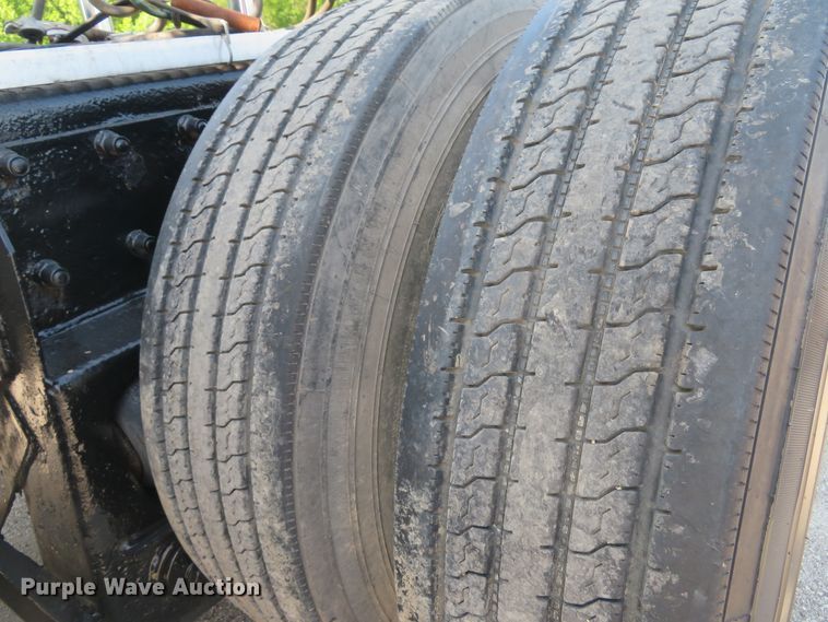 image for item DE8163 2001 Peterbilt 379 semi truck