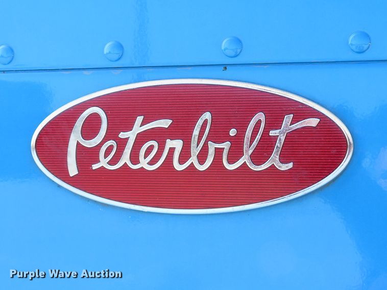 image for item DE8163 2001 Peterbilt 379 semi truck