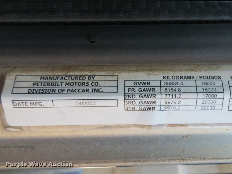 image for item DE8163 2001 Peterbilt 379 semi truck