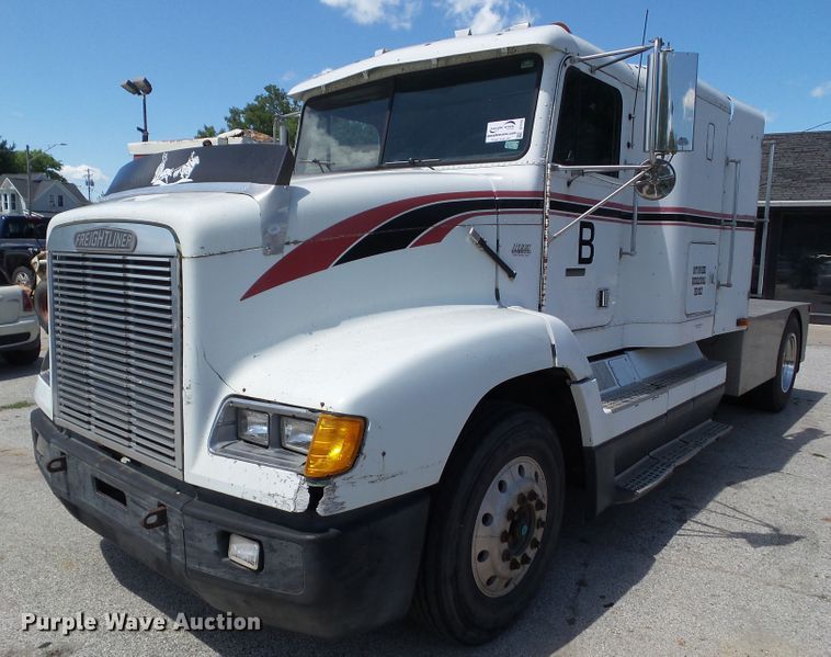 image for item DF0783 1992 Freightliner FLD112 semi truck