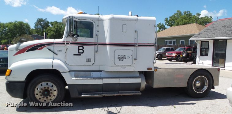 image for item DF0783 1992 Freightliner FLD112 semi truck