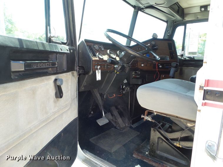 image for item DF0783 1992 Freightliner FLD112 semi truck