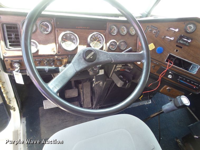 image for item DF0783 1992 Freightliner FLD112 semi truck