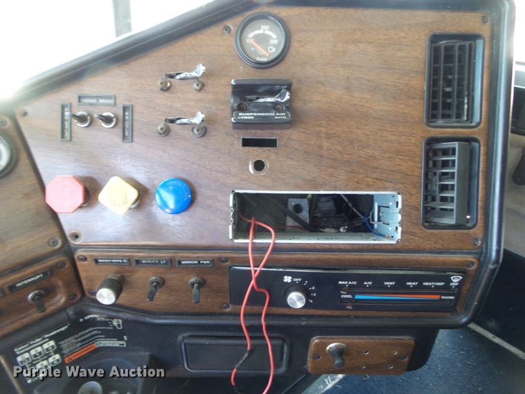 image for item DF0783 1992 Freightliner FLD112 semi truck