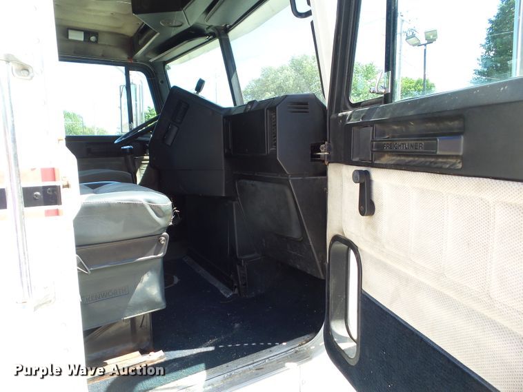 image for item DF0783 1992 Freightliner FLD112 semi truck