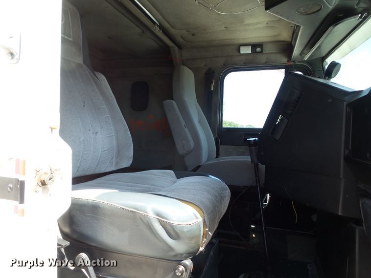 image for item DF0783 1992 Freightliner FLD112 semi truck