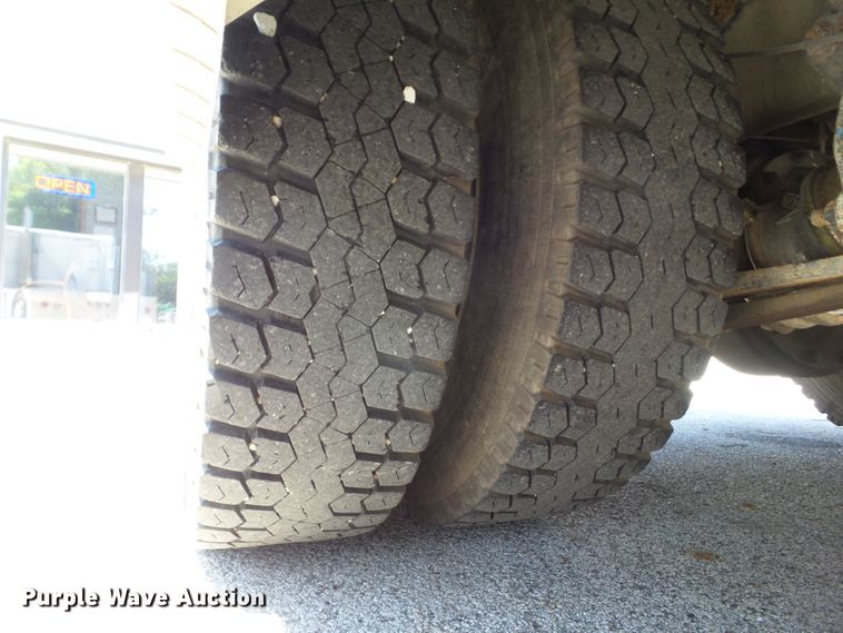 image for item DF0783 1992 Freightliner FLD112 semi truck