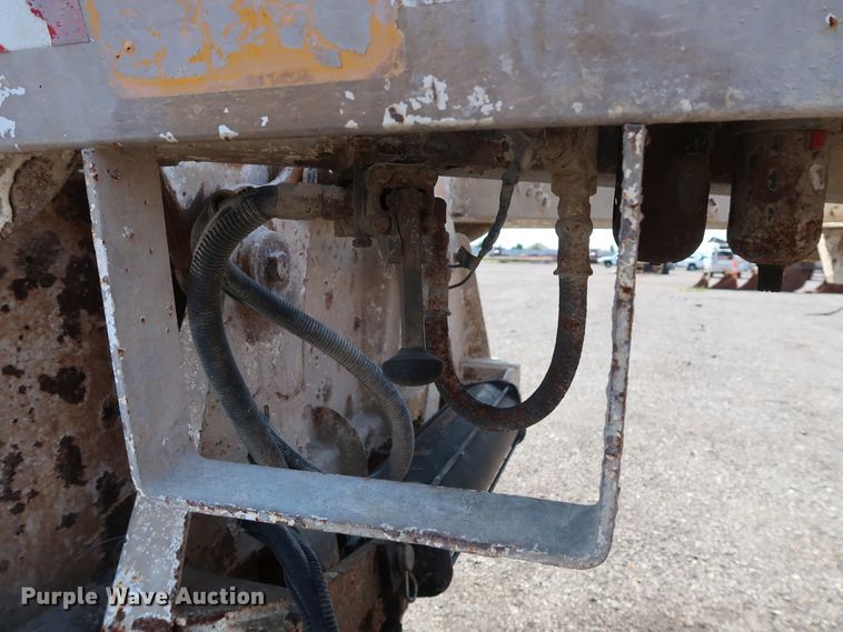 image for item DG4110 2002 Flowboy BD24 bottom dump trailer