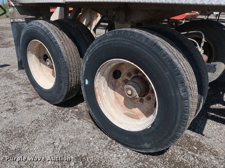 image for item DG4110 2002 Flowboy BD24 bottom dump trailer